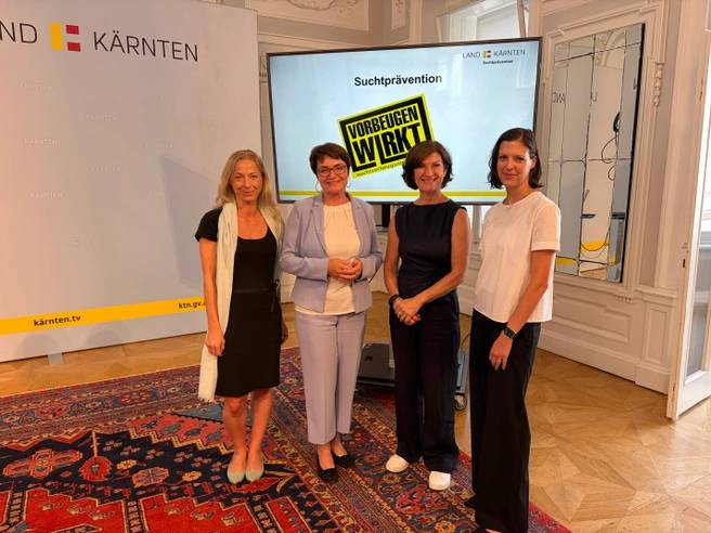 Foto von LR.In. Prettner mit Unterstützern des Projekts