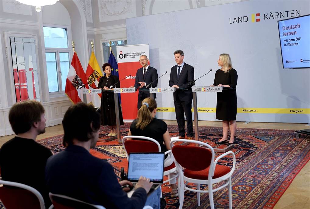 Mandana Poureh (Integrationsbeauftragte Land Kärnten), Roland Goiser (Stellvertretender Direktor Österreichischer Integrationsfonds OIF), LH Daniel Fellner, Daniela Berger (Gesamtleitung Sprache ÖIF)